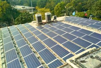 Planta de energía solar fotovoltaica en la azotea de la Casa de las Naciones Unidas, Nueva Delhi, India. Planta de energía solar fotovoltaica en la azotea de la Casa de las Naciones Unidas, Nueva Delhi, India.