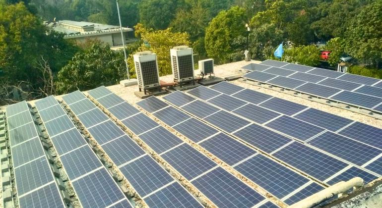 नई दिल्ली में यूएन कार्यालय की छत पर लगा सौर ऊर्जा संयंत्र.