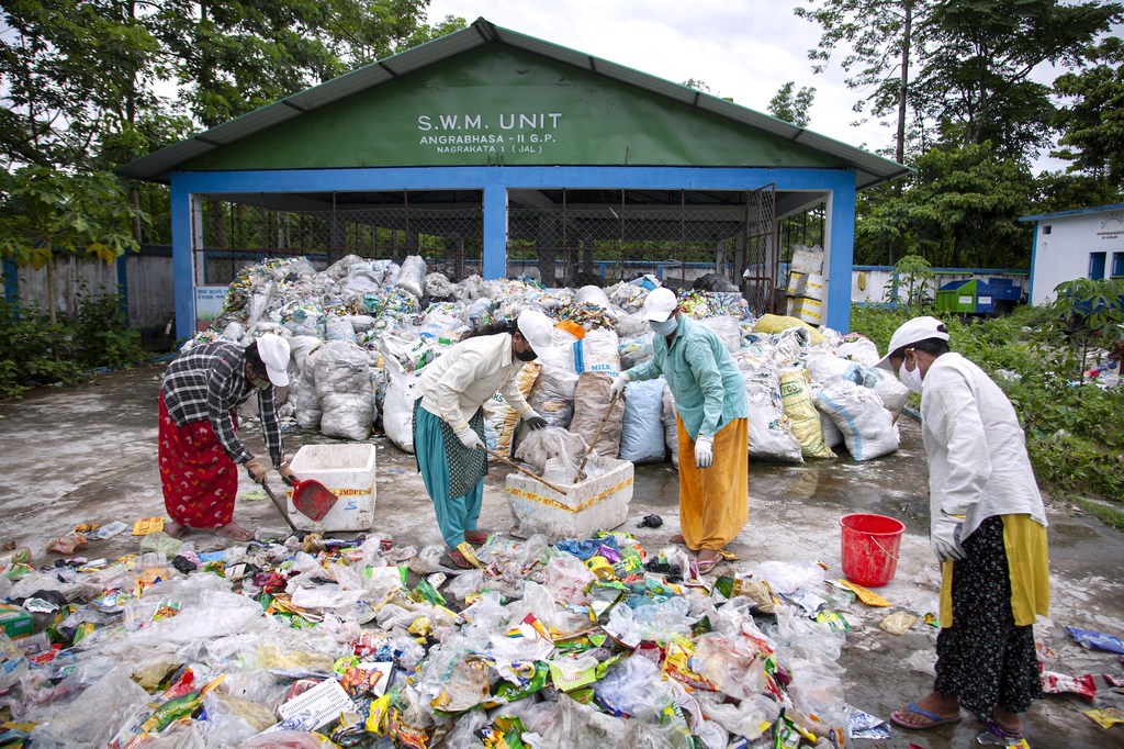 Trabalhadores separam o plástico dos resíduos biodegradáveis ​​na unidade de gestão de resíduos sólidos em Nagrakata, Jalpaiguri, Bengala Ocidental.