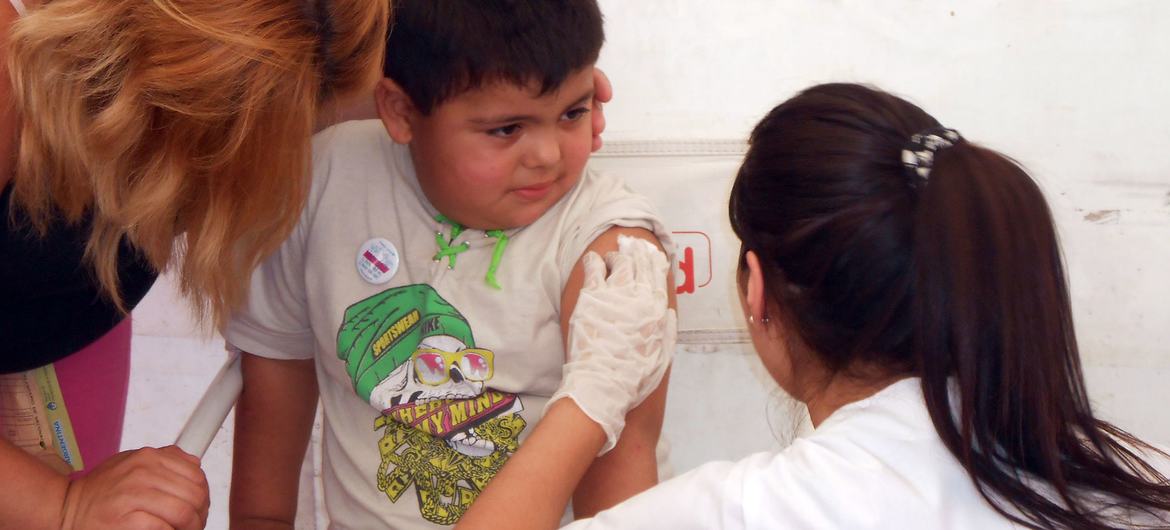 Una enfermera administra la vacuna de la hepatitis B a un niño en Argentina