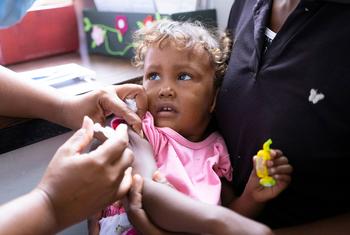 إعطاء اللقاحات، بما في ذلك التهاب الكبد B، خلال يوم التطعيم الشامل في فنزويلا.
