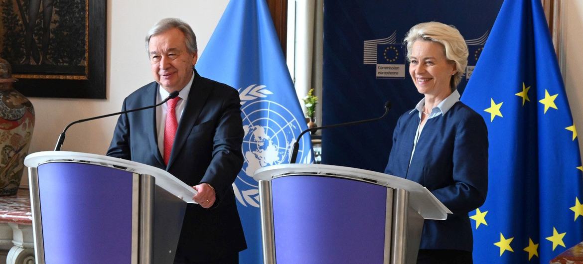 在比利时布鲁塞尔，联合国秘书长古特雷斯和欧盟委员会主席冯德莱恩向记者发表讲话。