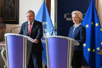 यूएन महासचिव एंतोनियो गुटेरेश, योरोपीय संघ की अध्यक्ष उरसुला वॉन के साथ, ब्रसेल्स में एक संयुक्त प्रैस वार्ता को सम्बोधित करते हुए. (13 जुलाई 2023)