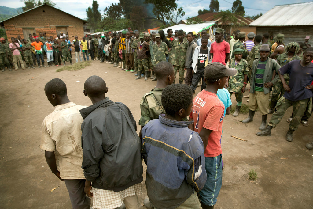 Dana Anak-Anak PBB (UNICEF) dan MONUSCO memisahkan tentara anak-anak yang didemobilisasi saat milisi Mai-Mai menyerahkan diri kepada pasukan Pemerintah Kongo.  (mengajukan)