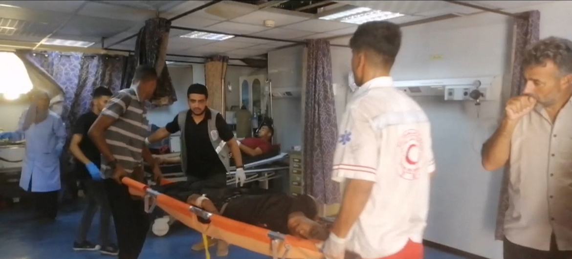 منظمة الصحة العالمية وشركاؤها يدعمون الاستجابة للإصابات الناجمة عن سلسلة القصف الجوي على منطقة المواصي قرب خان يونس جنوب قطاع غزة.