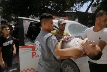 ВОЗ и партнеры помогают пострадавшим во время серии авиаударов в районе Аль-Мауаси в Газе в субботу, недалеко от Хан-Юниса.
