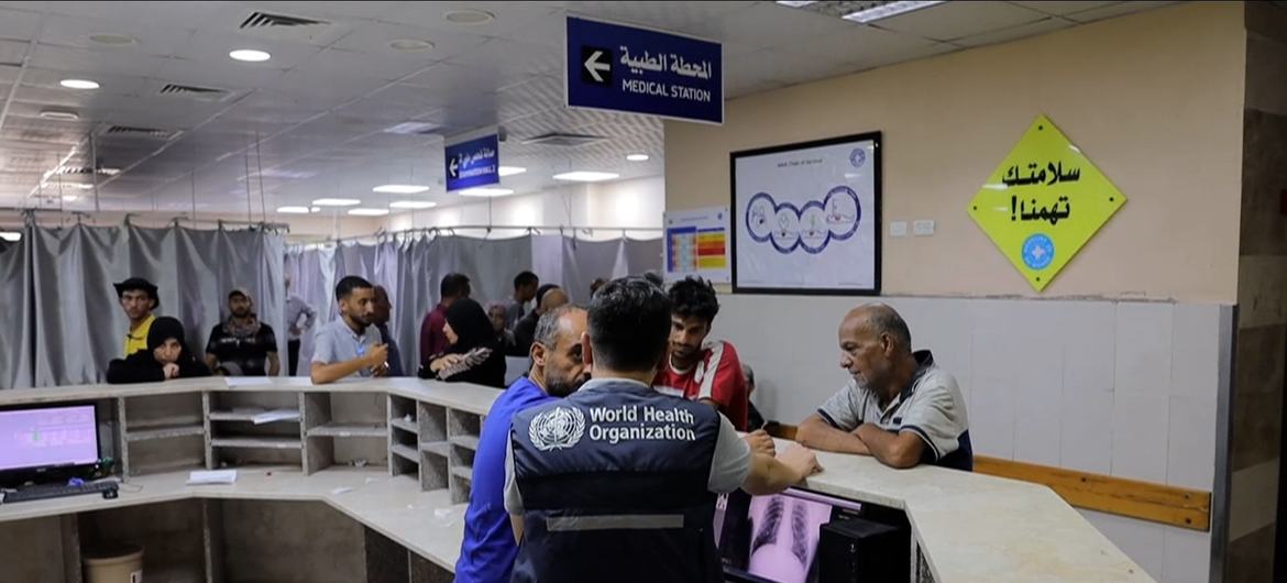 منظمة الصحة العالمية وشركاؤها يدعمون الاستجابة للإصابات الناجمة عن سلسلة القصف الجوي على منطقة المواصي قرب خان يونس جنوب قطاع غزة.