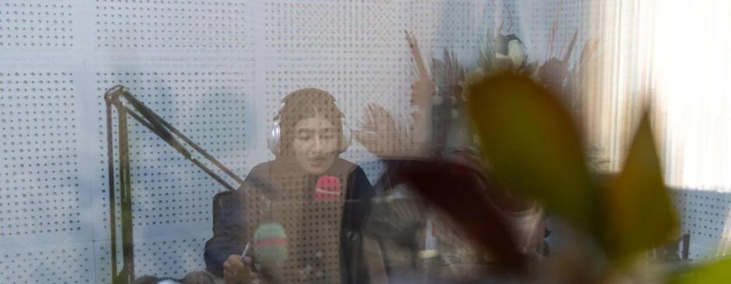 Diffusée depuis Paris, Begum TV propose par satellite des programmes éducatifs pour les Afghans, ainsi que trois heures d'émissions éducatives nocturnes aux heures de grande écoute.