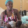 Jolanda, uma mãe recente, segura seu filho recém-nascido em uma cama de hospital em Porto Príncipe, Haiti, com o apoio do Unfpa.