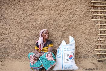 Em Moçambique, pessoas afetadas pelo conflito recebem assistência alimentar em Cabo Delgado
