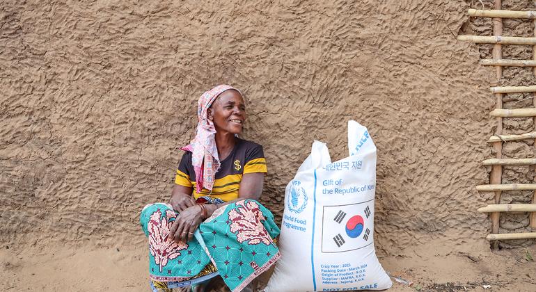 Em Moçambique, pessoas afetadas pelo conflito recebem assistência alimentar em Cabo Delgado