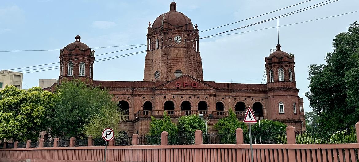 لاہور کے ڈاکخانے (جی پی او) کی تاریخی عمارت۔
