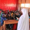 Une enseignante discute avec des élèves dans une école de Dollow, dans le sud de la Somalie.