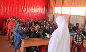 Un profesor interactúa con los alumnos de una escuela en Dollow, en el sur de Somalia, muchos de los cuales son desplazados internos.