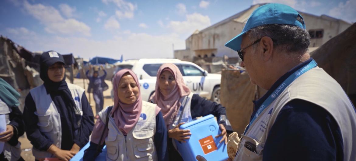 El doctor Younis Awadallah junto con un equipo de vacunación en Gaza.