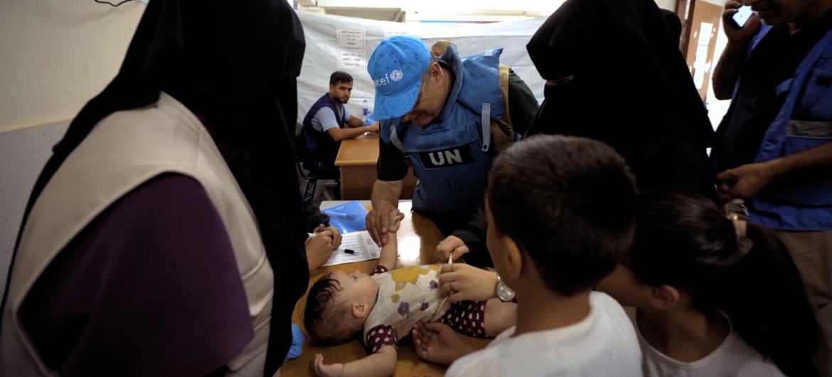 Younis Awadallah administra vacina contra poliomielite em Gaza