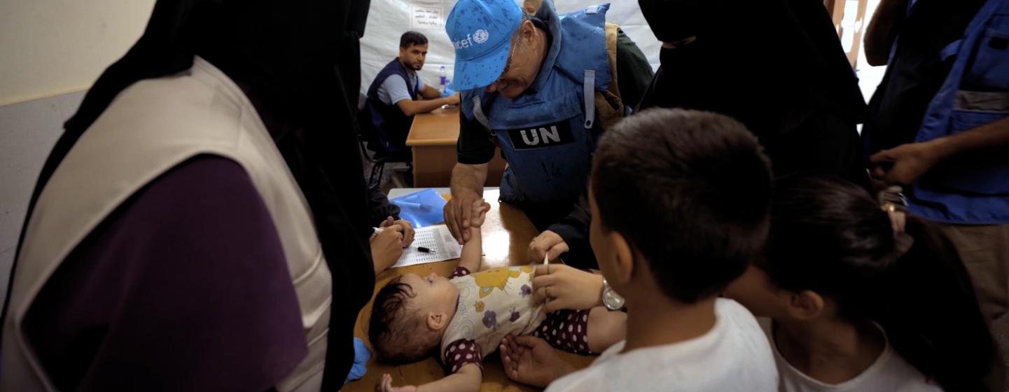 El doctor Younis Awadallah administra una vacuna contra la polio en Gaza.