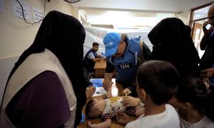 El doctor Younis Awadallah administra una vacuna contra la polio en Gaza.
