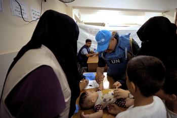 El doctor Younis Awadallah administra una vacuna contra la polio en Gaza.