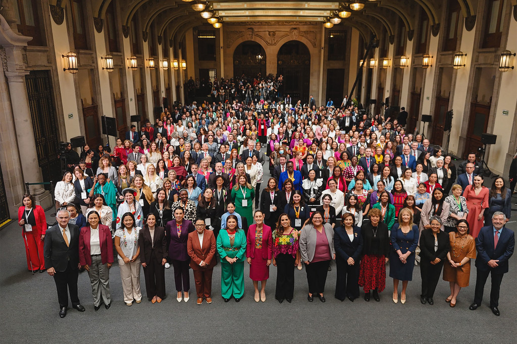 Ministras, representantes, activistas, académicas, lideresas comunitarias, organizaciones feministas y organismos internacionales, asistieron a la inauguración en el Palacio de Gobierno de México, en la Ciudad de México.