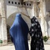 अफ़ग़ानिस्तान के हेरान्त प्रान्त में एक ऐतिहासिक मस्जिद के पास से गुज़रती दो महिलाएँ.
