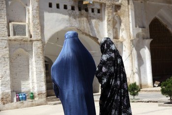 Deux femmes afghanes marchent près d'une ancienne mosquée dans la province occidentale de Herat.