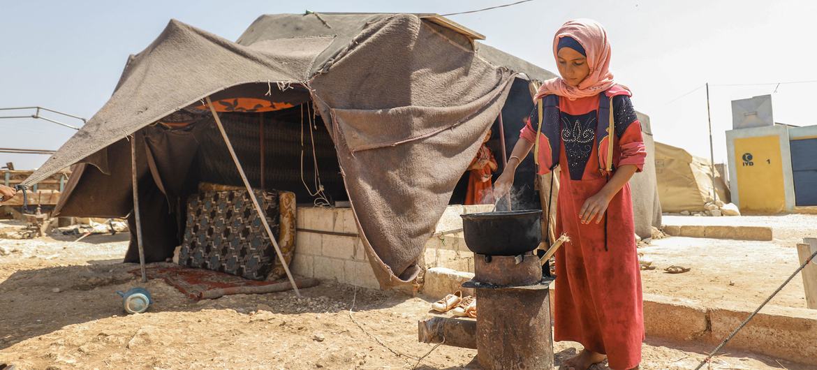 تعيش العديد من العائلات النازحة دون الحصول على مياه الشرب في مخيم النور، سوريا.