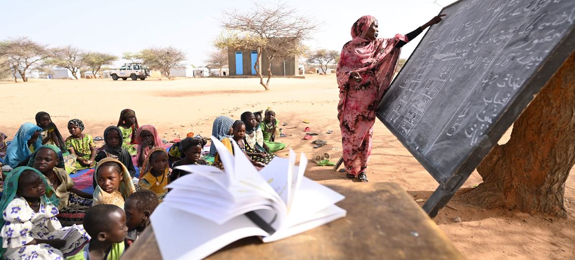 Professora refugiada dá aula ao ar livre na escola em um campo de refugiados no leste do Chade