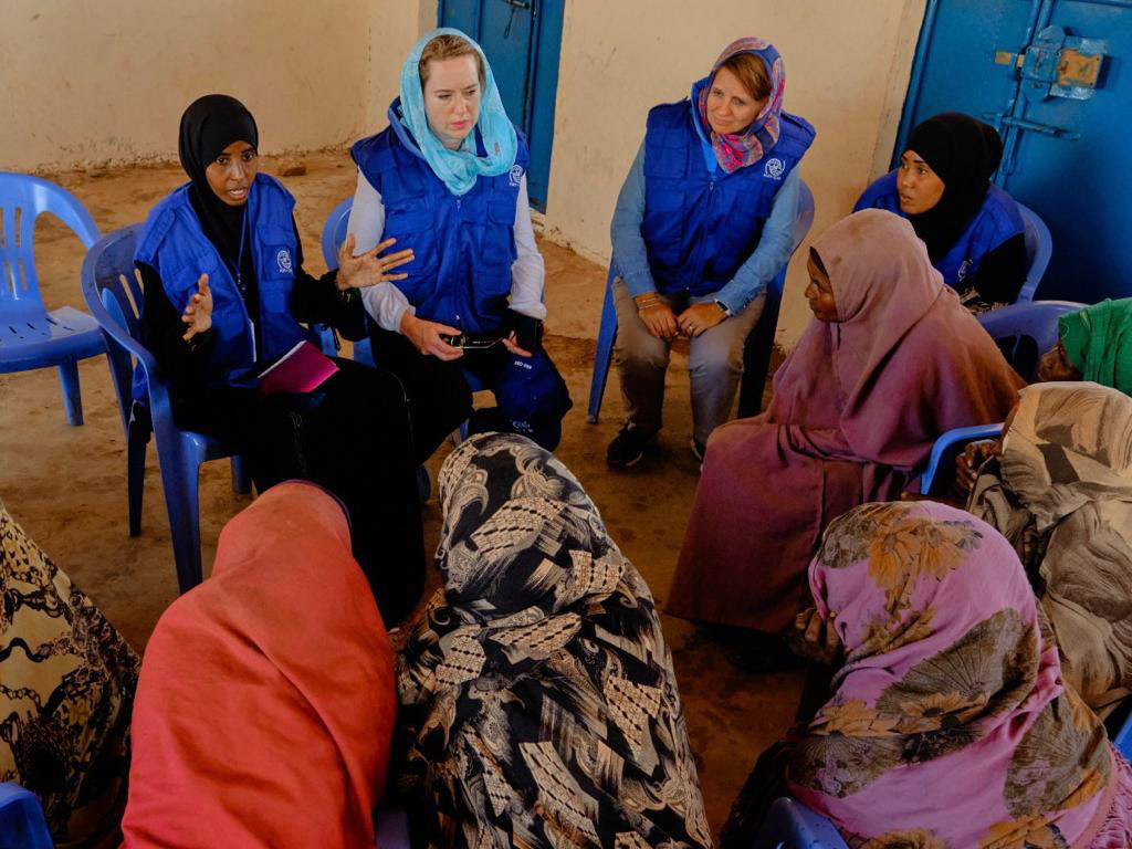 Amy Pope, nouvelle Directrice générale de l'OIM, (au centre de la photo) lors d'une rencontre  avec des femmes somaliennes. 