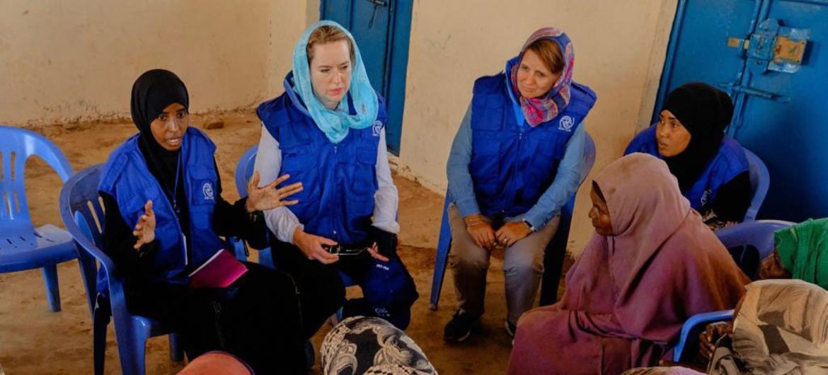 ایمی پوپ (بائیں جانب سے دوسری) گزشتہ سال دورہ صومالیہ کے دوران مہاجرین سے مل رہی ہیں۔