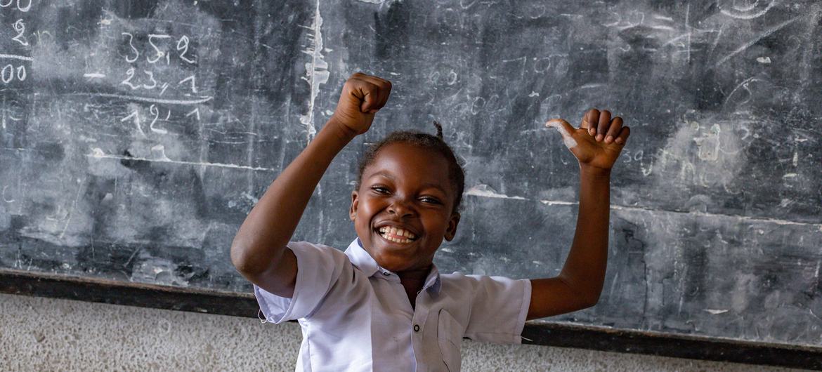 Sidonie, 10 ans, dans sa classe à l’école primaire Kintambo 3 située à Kinshasa, en RD Congo.