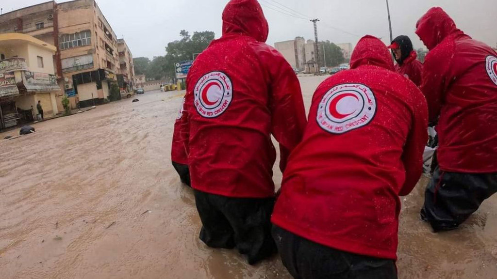 Timu za Red Crescent zinasaidia jamii zilizoathiriwa na mafuriko kaskazini mashariki mwa Libya.