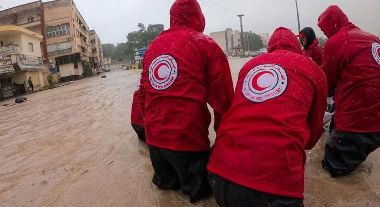 Гуманитарные сотрудники помогают пострадавшим от наводнения в Ливии.