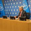 O secretário-geral, António Guterres, (à direita) informa os jornalistas na sede da ONU