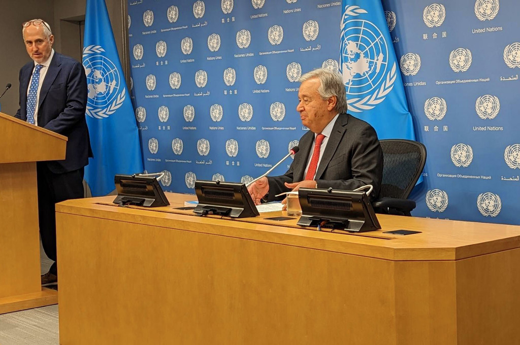 El Secretario General António Guterres (derecha) en una rueda de prensa en la sede de la ONU.