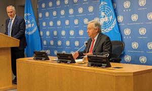 O secretário-geral, António Guterres, (à direita) informa os jornalistas na sede da ONU