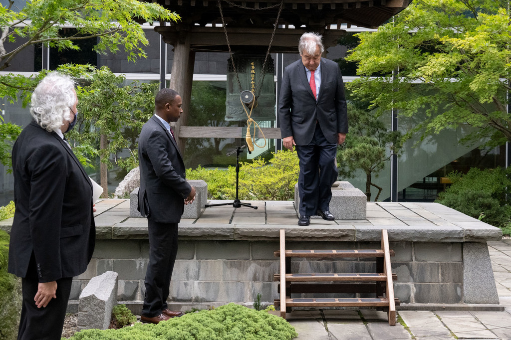 Katibu Mkuu wa UN António Guterres akiwa kwenye sherehe ya kila mwaka ya kugonga kengele ya amani kwenye makao makuu ya UN jijini New York. Marekani.