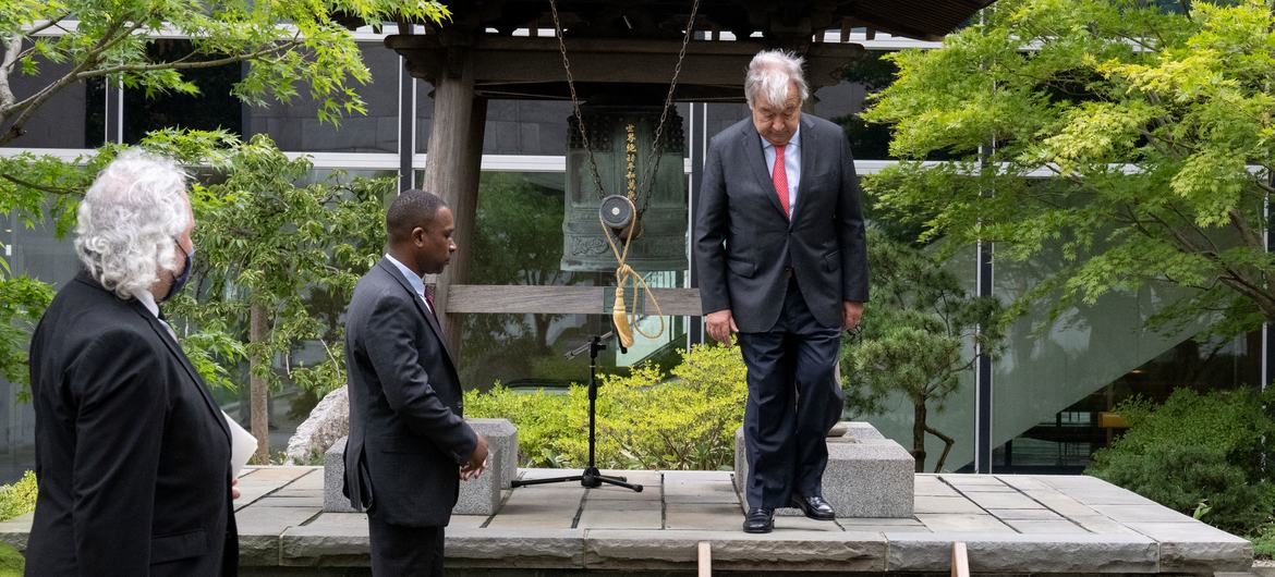 Le Secrétaire général de l'ONU, António Guterres, assiste à la cérémonie annuelle de la cloche de la paix qui s'est tenue au siège de l'ONU à l'occasion de la Journée internationale de la paix.