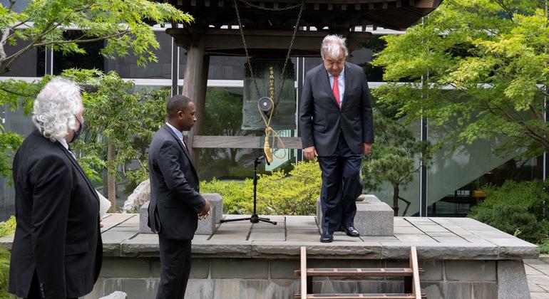 Katibu Mkuu wa UN António Guterres akiwa kwenye sherehe ya kila mwaka ya kugonga kengele ya amani kwenye makao makuu ya UN jijini New York. Marekani.