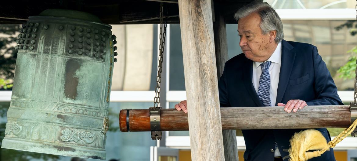 O secretário-geral António Guterres toca o Sino da Paz durante a cerimónia realizada na sede da ONU em comemoração ao Dia Internacional da Paz 2024 (21 de setembro)