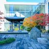 Um sino da paz em um pavilhão de estilo japonês na sede das Nações Unidas em Nova York, cercado por folhagem de outono.