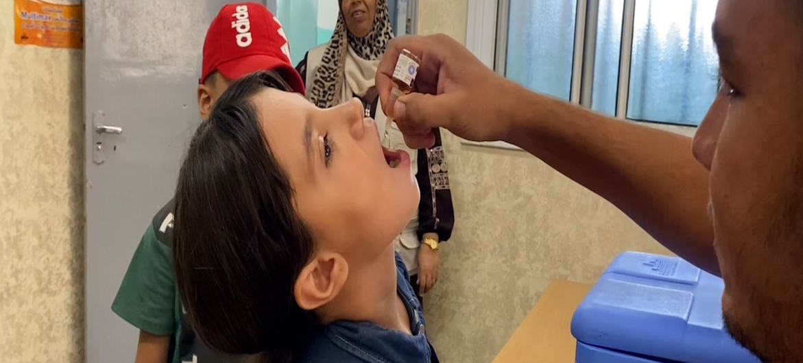 Uma menina recebe a vacina contra a poliomielite no campo de Jabalia, no norte de Gaza