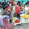 سيّدة تبيع الفاكهة والخضراوات على أحد الأرصفة في الفلبين، ويتعرّض العاملون في الاقتصاد غير الرسمي لخطر فقدان سبل كسب العيش بسبب جائحة كوفيد-19.