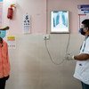 Daktari akimchunguza mgonjwa kwa kutumia X-ray ya kifua katika kliniki moja huko Gujarat, India.