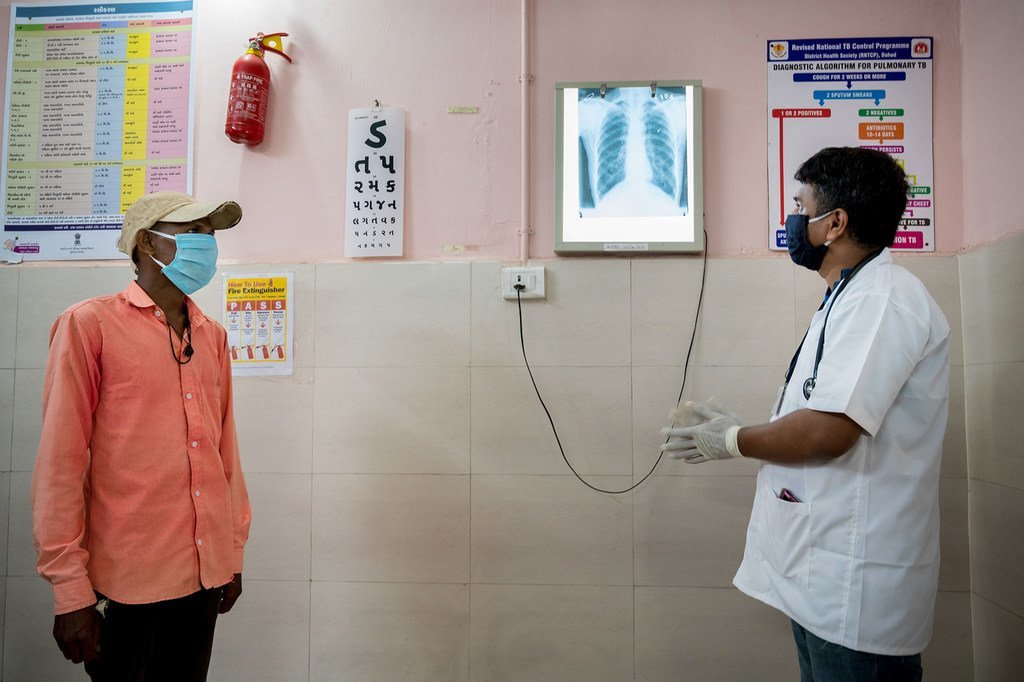 Daktari akimchunguza mgonjwa kwa kutumia X-ray ya kifua katika kliniki moja huko Gujarat, India.