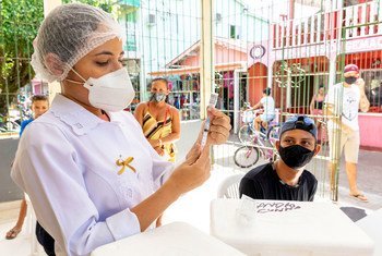 Vacunación de una población ribereña del norte de Brasil contra el COVID-19.