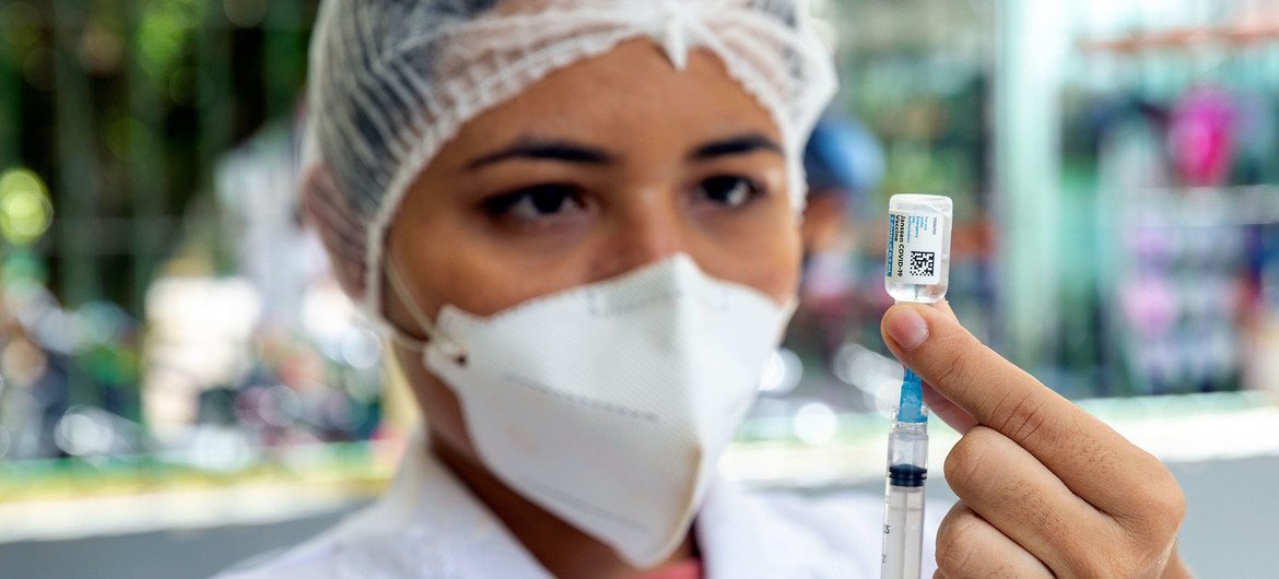 Uma enfermeira se prepara para administrar uma vacina contra a COVID-19 no norte do Brasil