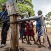 يدعم أحد مشاريع برنامج الأمم المتحدة للبيئة حكومة زامبيا لتحسين الأمن المائي في مدرسة موكوبوي الابتدائية لمعالجة آثار الجفاف.