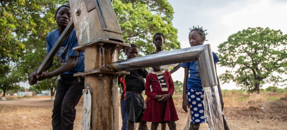 يدعم أحد مشاريع برنامج الأمم المتحدة للبيئة حكومة زامبيا لتحسين الأمن المائي في مدرسة موكوبوي الابتدائية لمعالجة آثار الجفاف.