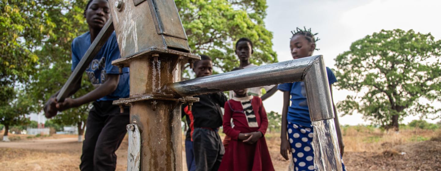 Un proyecto de la agencia de la ONU para el Medio Ambiente está apoyando al gobierno de Zambia para mejorar la seguridad del agua en la escuela primaria de Mukubwe para hacer frente a los impactos de la sequía.